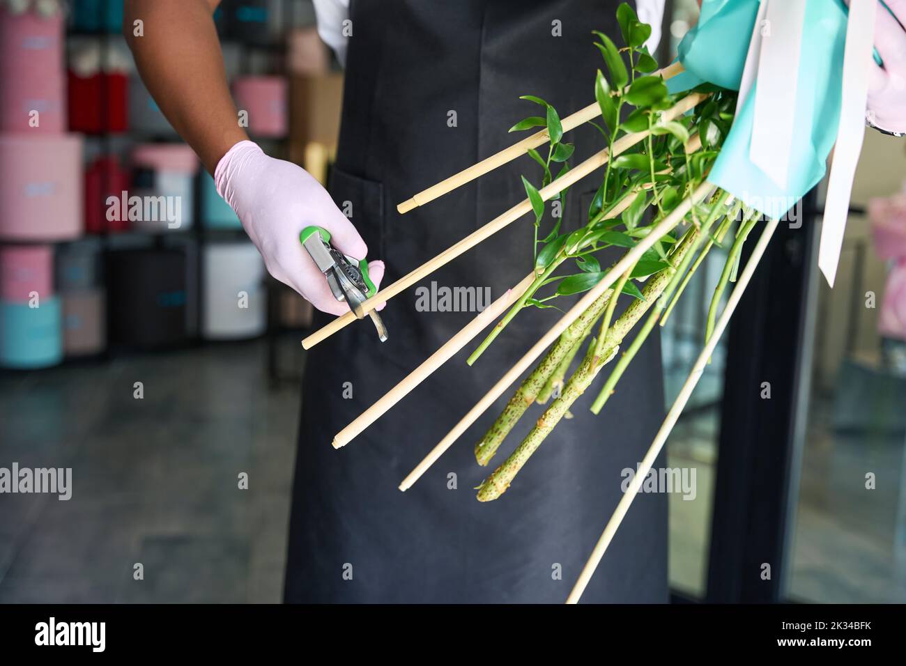 Fiorista taglia i gambi di fiori con i secateurs Foto Stock