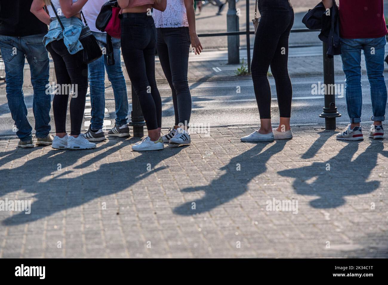 Serata estiva a Duesseldorf sul Reno. I giovani fuori e intorno nella città vecchia, Duesseldorf, Germania Foto Stock