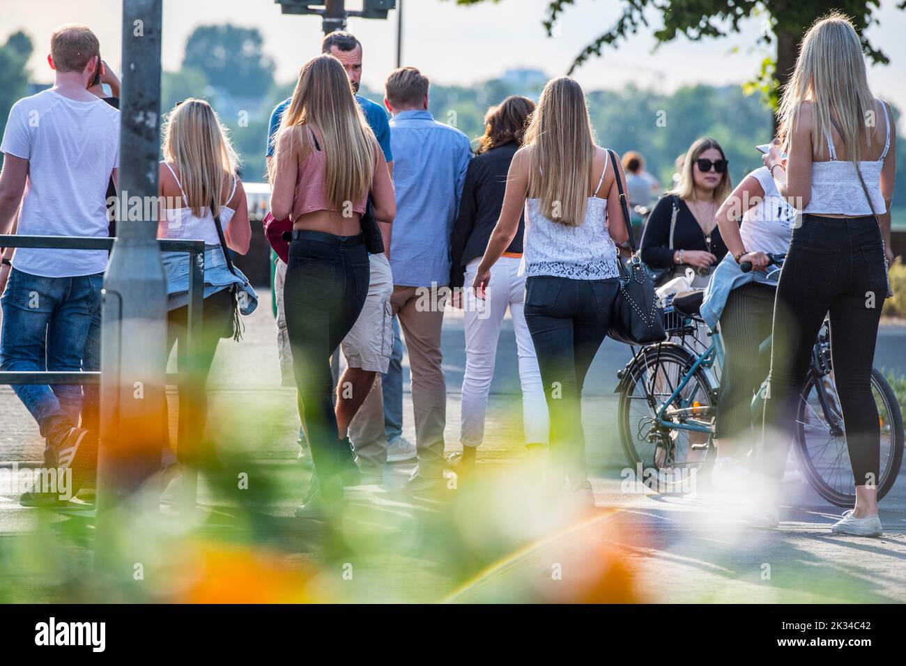 Serata estiva a Duesseldorf sul Reno. I giovani fuori e intorno nella città vecchia, Duesseldorf, Germania Foto Stock