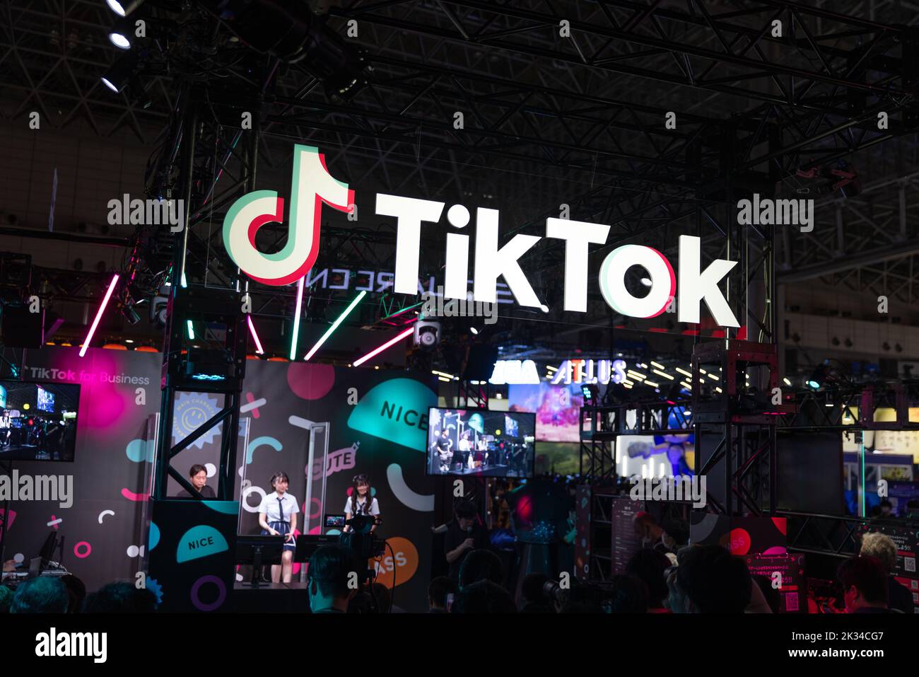 Chiba, Giappone. 17th Set, 2022. Stand TikTok visto al Tokyo Game Show 2022. Dopo una pausa di due anni forzata dalla pandemia del Covid-19, il Tokyo Game Show tornò alla Makuhari Messe a Chiba, Giappone. (Credit Image: © Stanislav Kogiku/SOPA Images via ZUMA Press Wire) Foto Stock