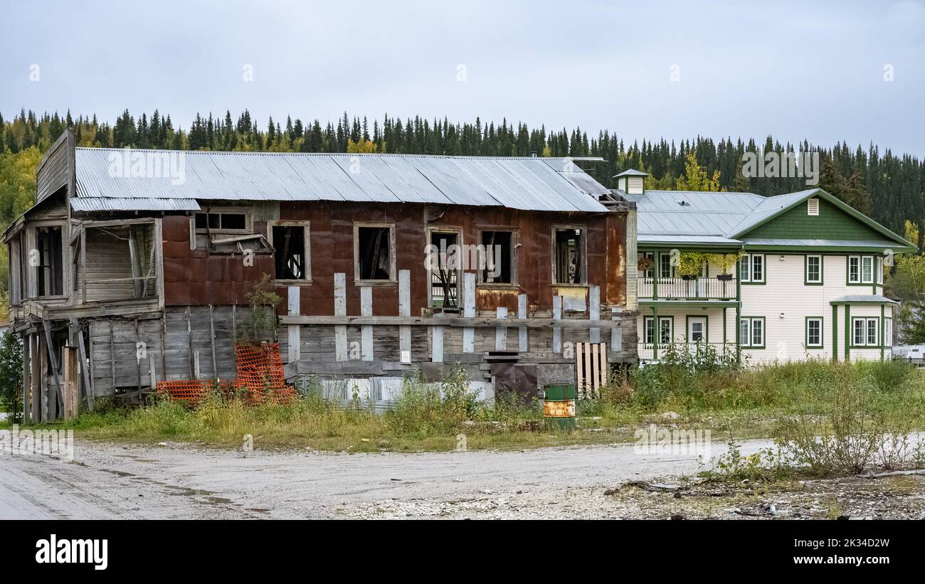 Dawson città in Yukon, Canada, case colorate nel villaggio antico della corsa all'oro Foto Stock
