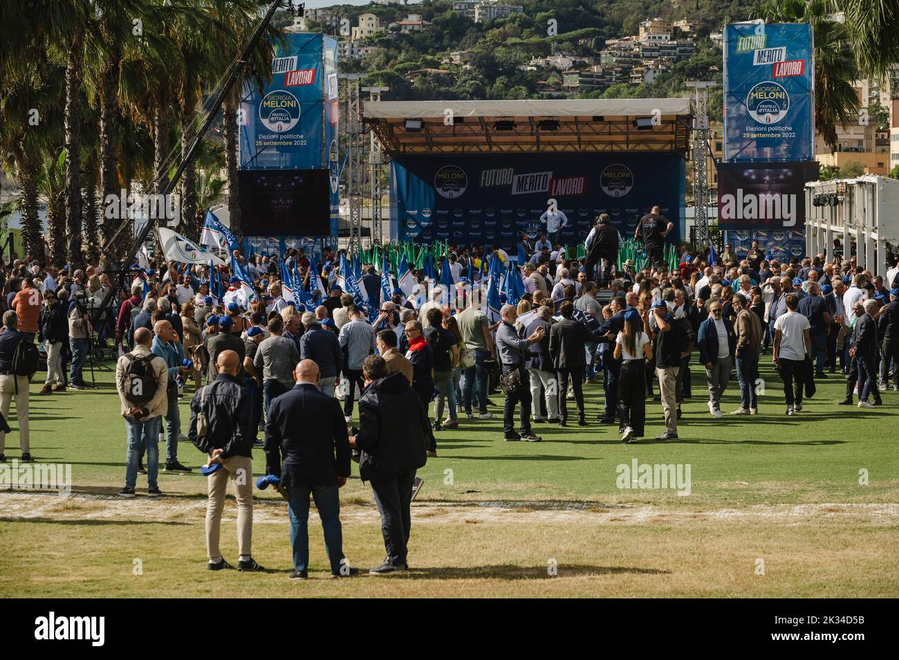 Napoli, Italia. 23rd Set, 2022. Persone viste di fronte al palco principale. Giorgia Meloni, leader del partito nazionalista e conservatore di destra i Fratelli d'Italia (Fratelli d'Italia, FDI) hanno tenuto il rally elettorale conclusivo ad Arenile, nel quartiere di Bagnoli, a sinistra, a Napoli. Credit: SOPA Images Limited/Alamy Live News Foto Stock