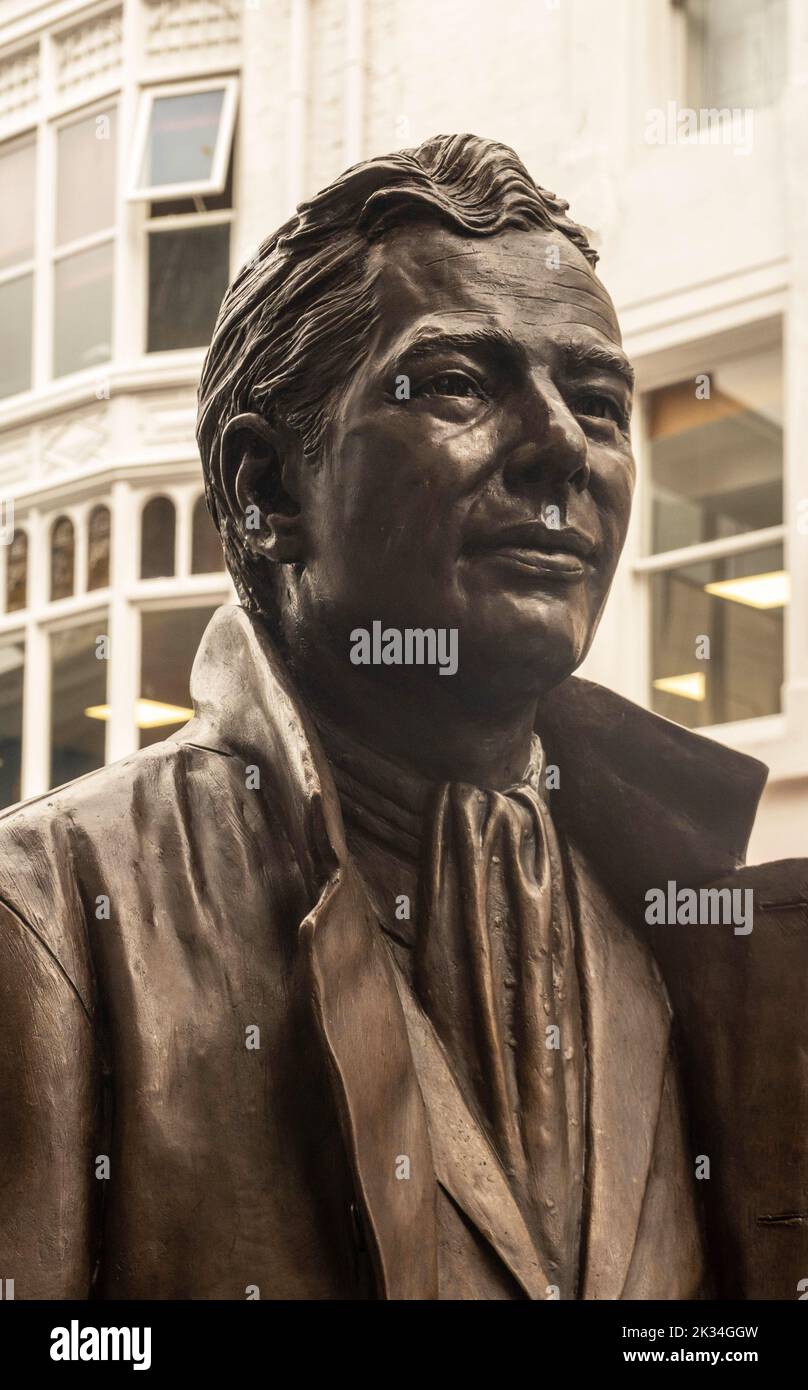 Scultura di Brian Epstein di Andy Edwards nel centro di Liverpool Foto Stock