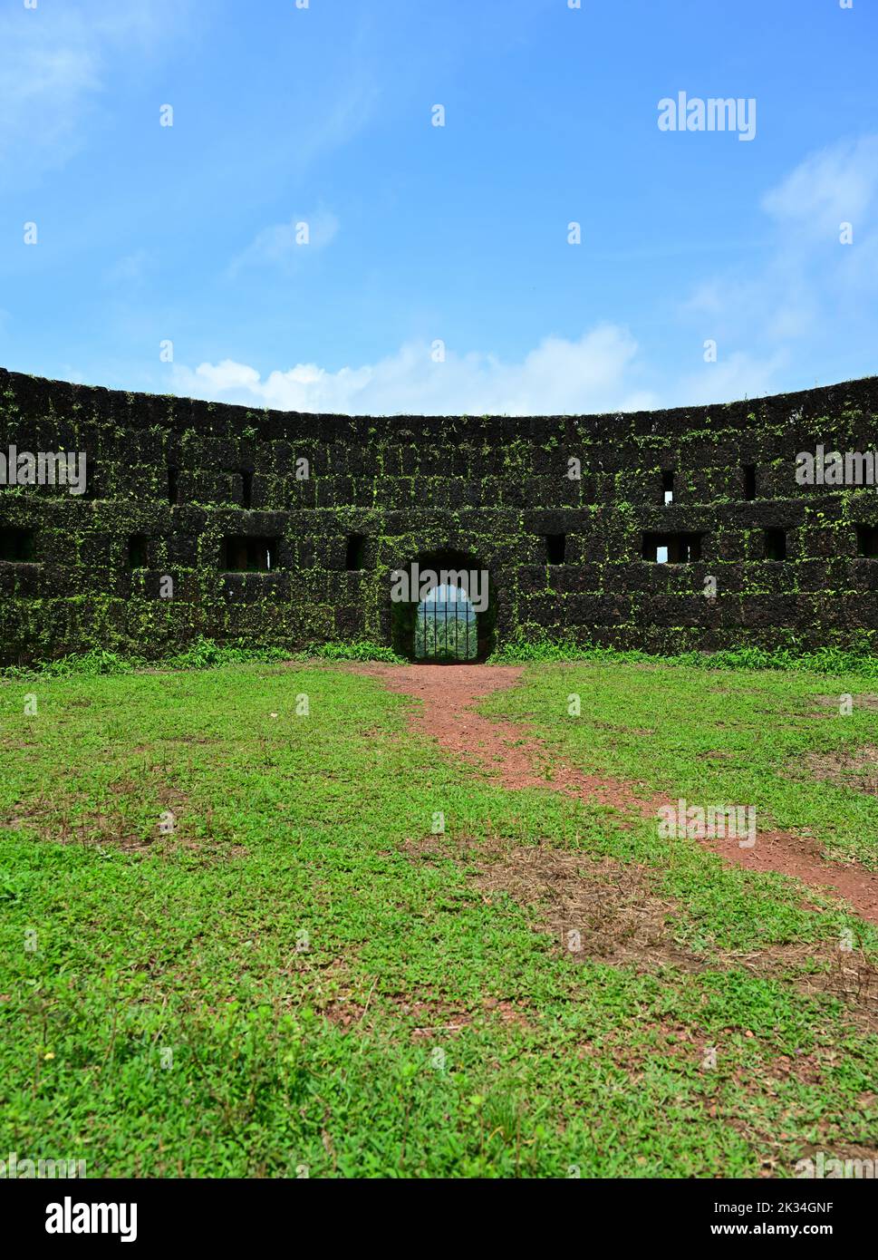 Muro periferico del vecchio forte secolo coperto di erbacce, Forte Mirjan, Karnataka, India Foto Stock