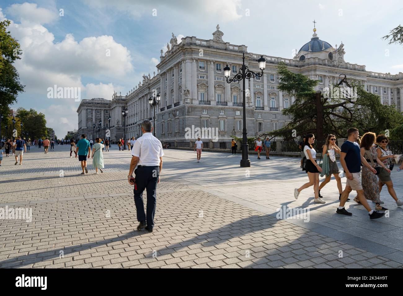 Madrid, Spagna, settembre 2022. La gente passeggia lungo Calle de Bailen di fronte al palazzo reale nel centro della città Foto Stock