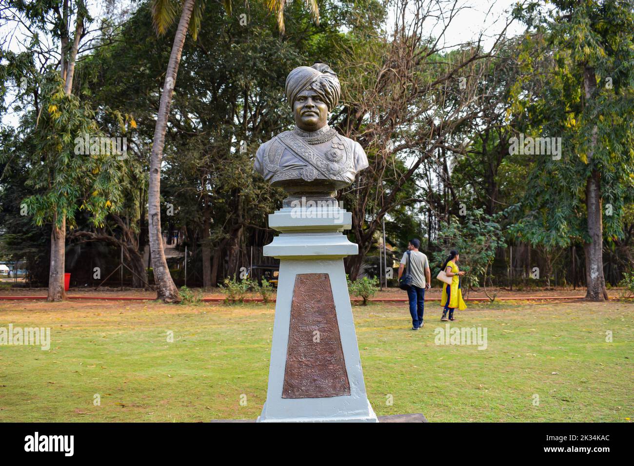 Una statua del grande re indiano Maratha Rajashri Shri Shahu Maharaj nel parco con i turisti Foto Stock