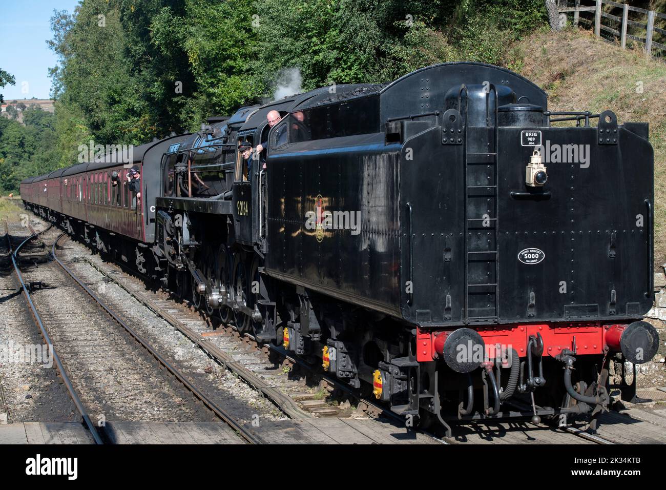 BR 9F No.92134 treno a vapore che tira nella stazione di Goathland sulla North Yorkshire Moors Railway Foto Stock