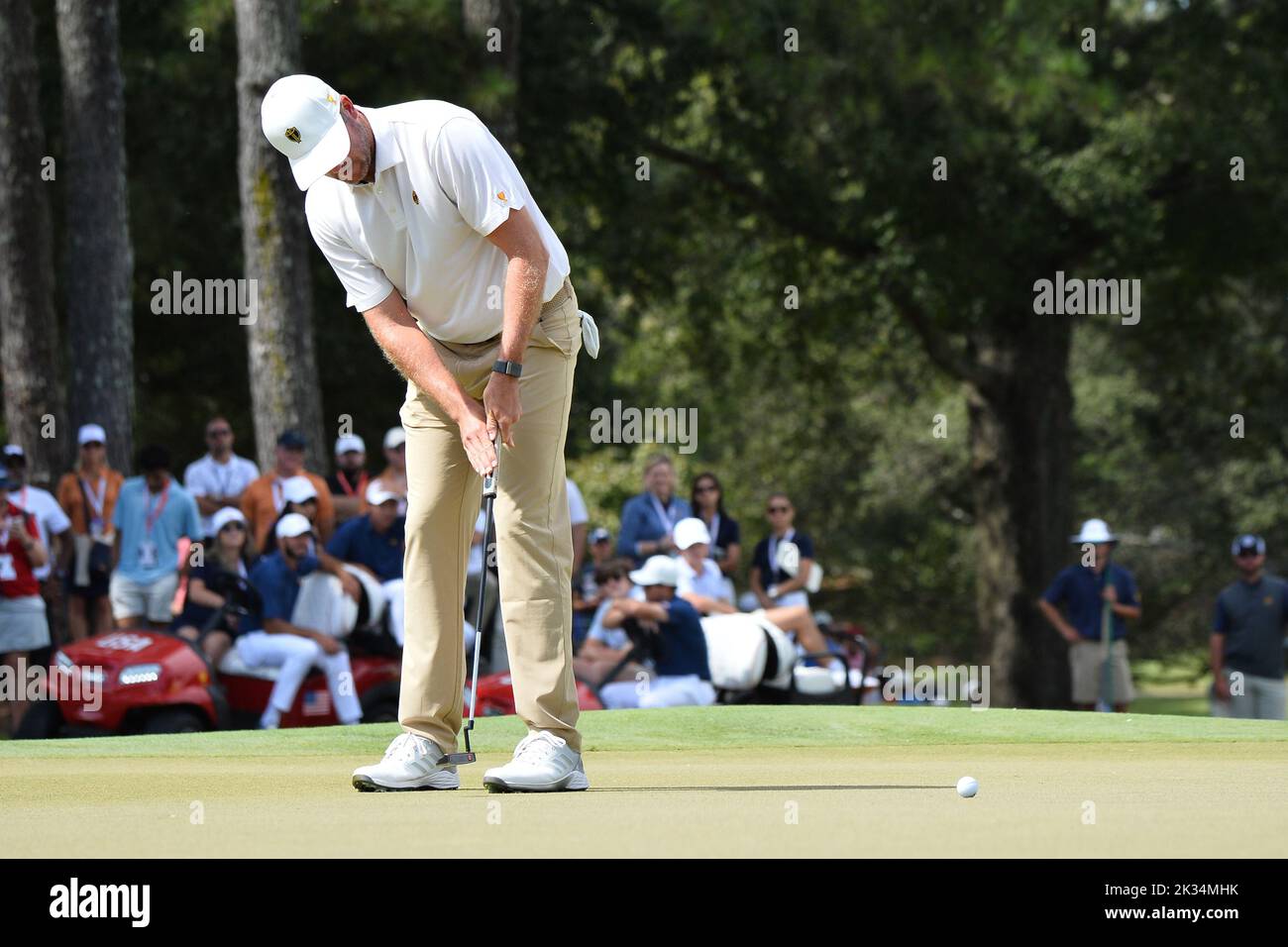 Charlotte, North Carolina, Stati Uniti. 24th Set, 2022. Taylor Pendrith si mette sul quinto foro durante la Presidents Cup al Quail Hollow Club di Charlotte, NC. Brian Bishop/CSM/Alamy Live News Foto Stock