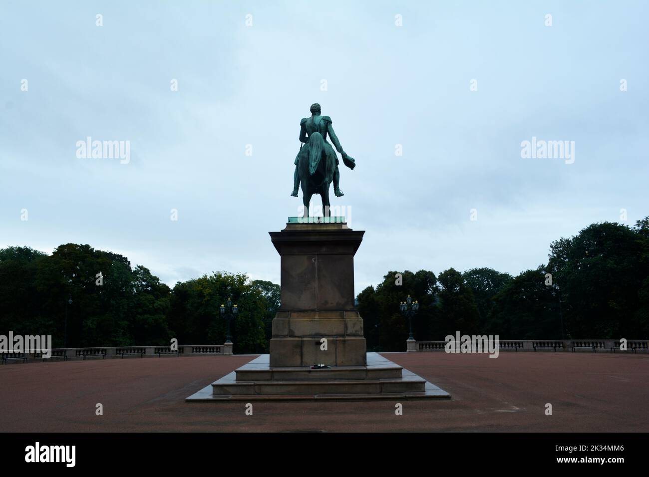 Oslo, Norvegia, 2022 settembre: Statua equestre di bronzo di Re Carlo Giovanni sulla piazza del Palazzo situata di fronte al Palazzo reale. Foto Stock
