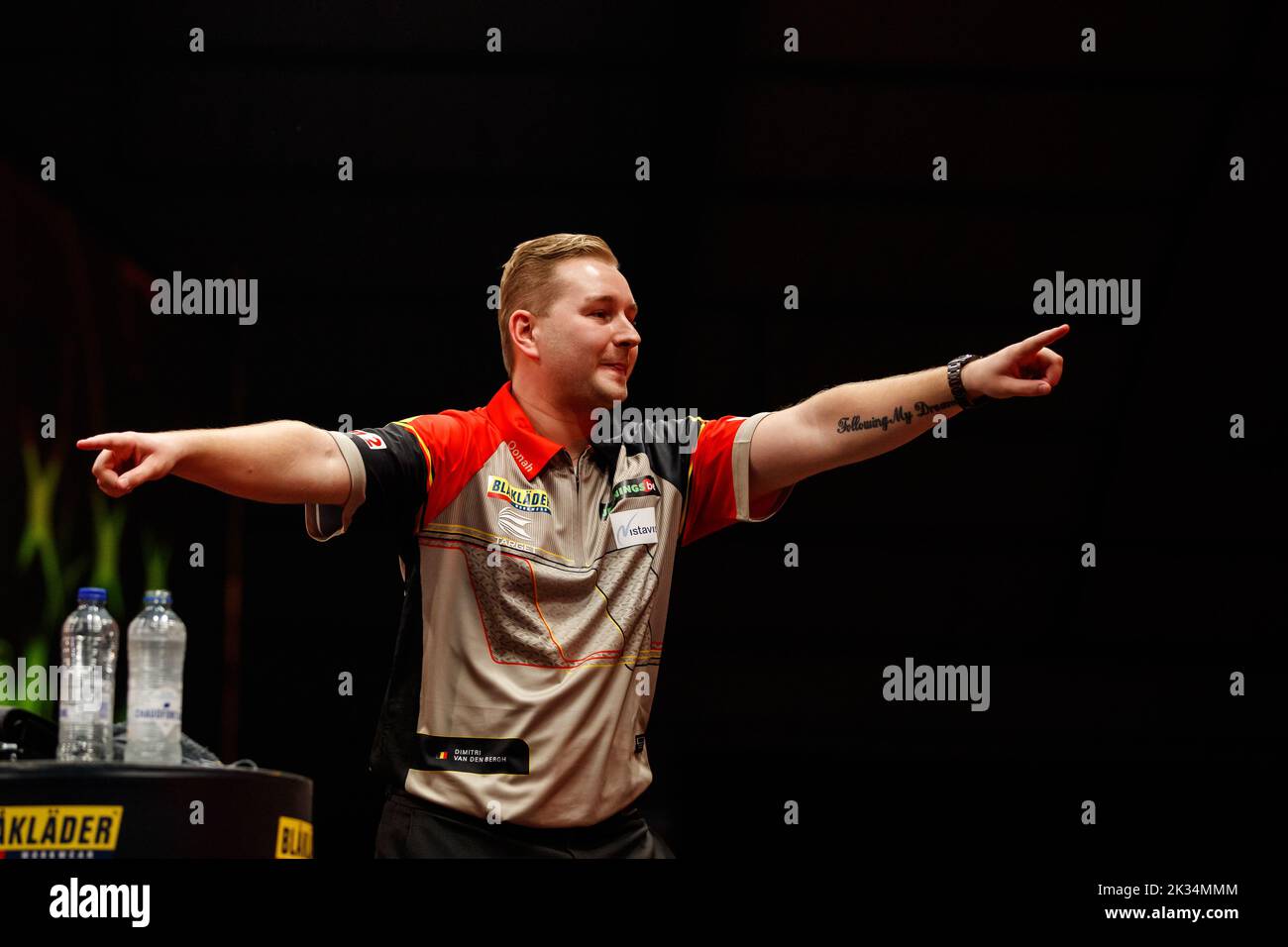 Il belga Dimitri Van den Bergh festeggia il secondo giorno del Belgian Darts Open, un torneo del Tour europeo che si svolge dal 23 settembre al 25 settembre a Wieze, sabato 24 settembre 2022. FOTO DI BELGA JEF MATTHEE Foto Stock