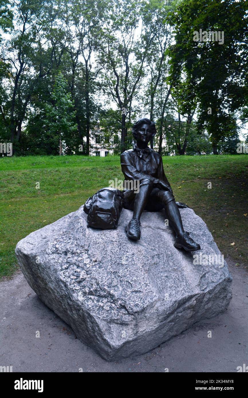 Oslo, Norvegia, 2022 settembre: Statua della Regina Sonja situata nel Parco del Palazzo che circonda il Palazzo reale di Oslo. Foto Stock