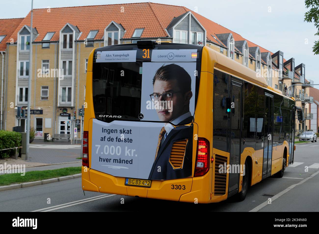 Kastrup/Copenahgen /Danimarca/24 Septemeber2022/Alex Vanopslagh alleanza liberale elction camgpin partito politico esentasse prima 7000 billbao reddito su un autobus anish trasporto pubblico. (Foto. Foto di Francis Joseph Dean/Dean. Foto Stock