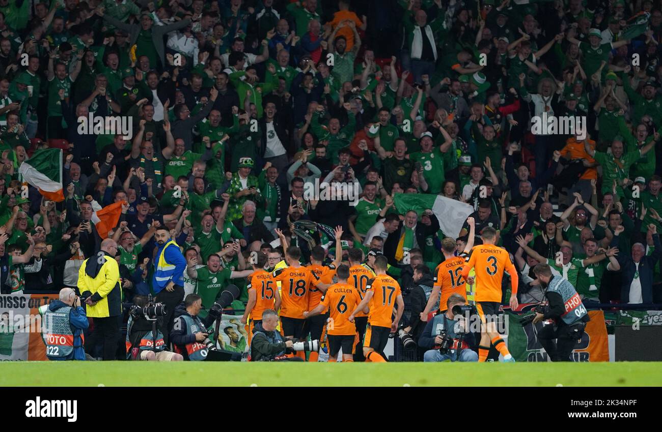 I giocatori della Repubblica d'Irlanda celebrano il gol di John Egan (terzo a sinistra) durante la UEFA Nations League Group e Match ad Hampden Park, Glasgow. Data immagine: Sabato 24 settembre 2022. Foto Stock