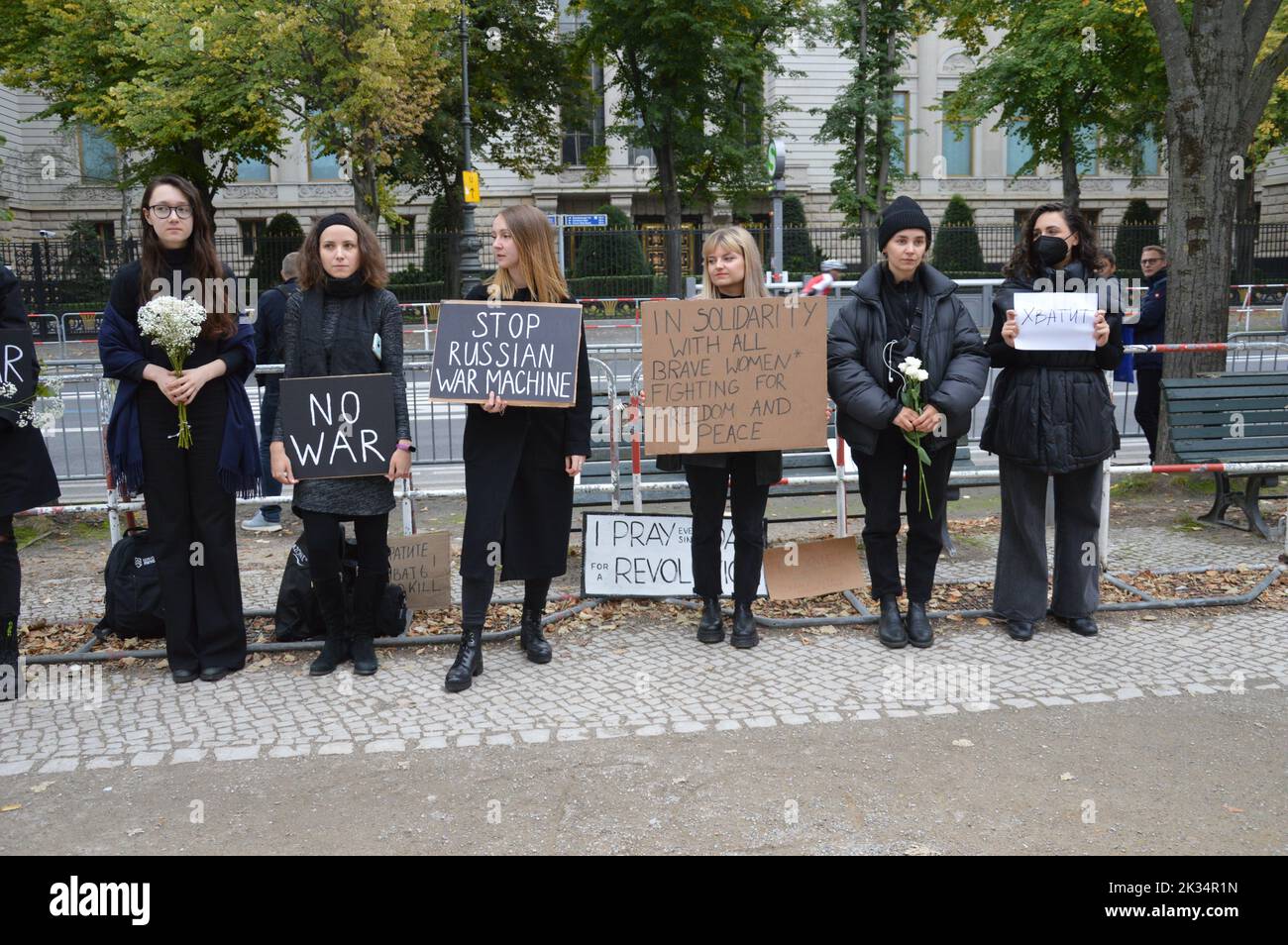 Berlino, Germania - 24 settembre 2022 - Donne in nero - dimostrazione davanti all'Ambasciata russa a Unter den Linden contro la guerra in Ucraina e la mobilitazione militare in Russia. (Foto di Markku Rainer Peltonen) Foto Stock