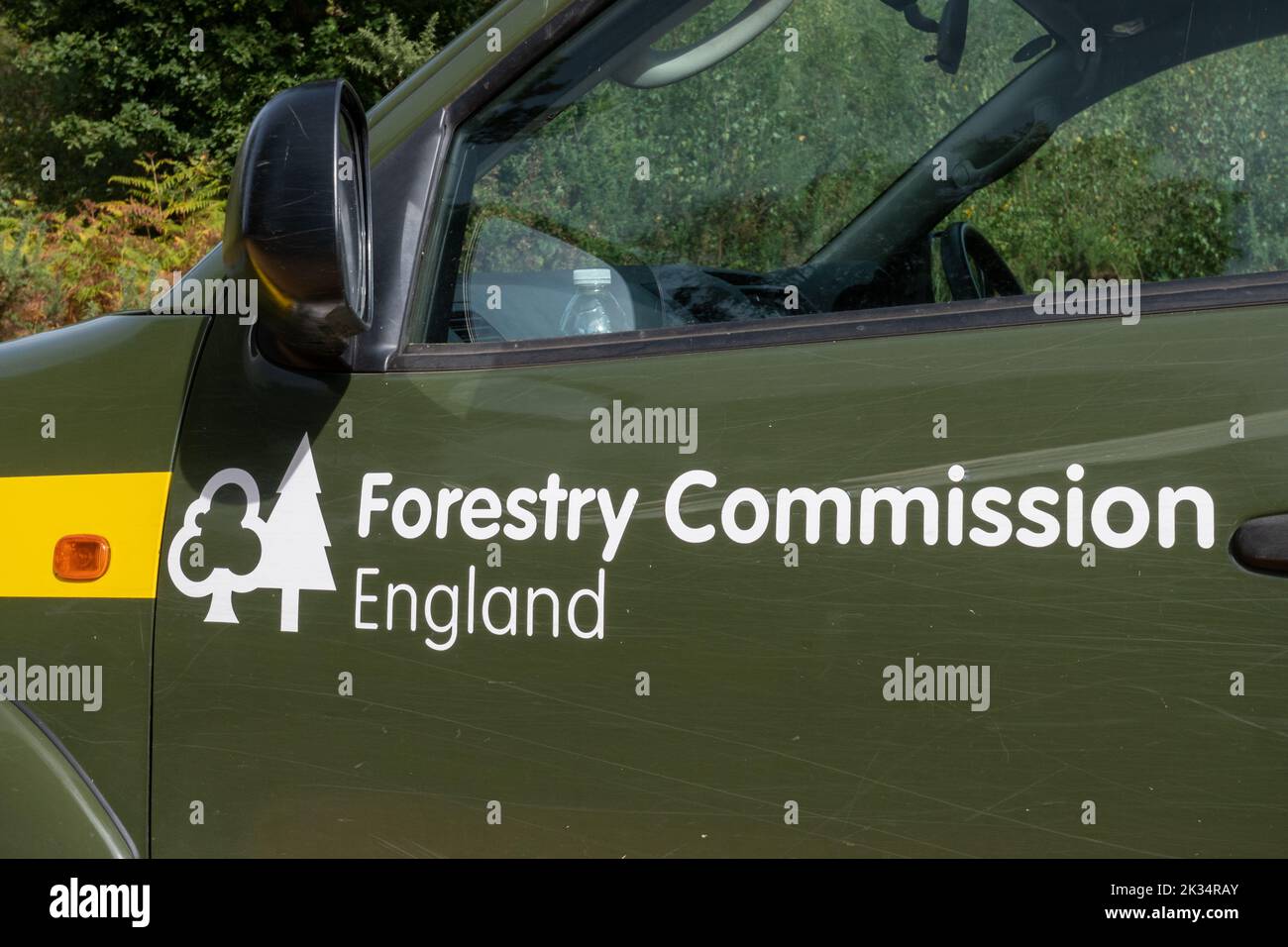 Logo Forestry Commission England sul veicolo pick-up in campagna, Inghilterra, Regno Unito Foto Stock