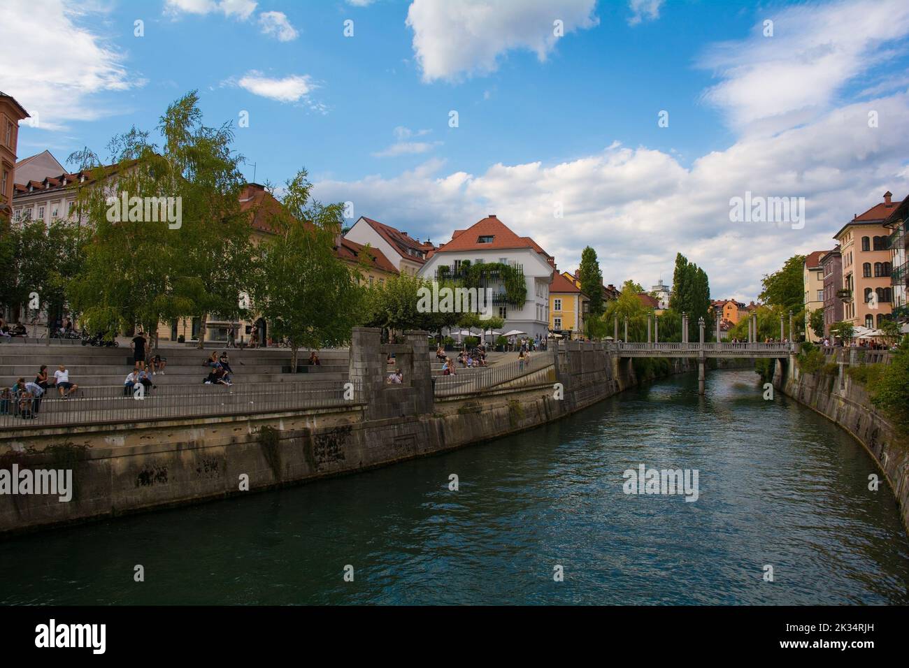 Lubiana, Slovenia - Settembre 3rd 2022. Il fiume Ljubljanici a Ljubljana, Slovenia. Il ponte di Cobblers, la maggior parte di Sudarski, può essere visto sullo sfondo Foto Stock