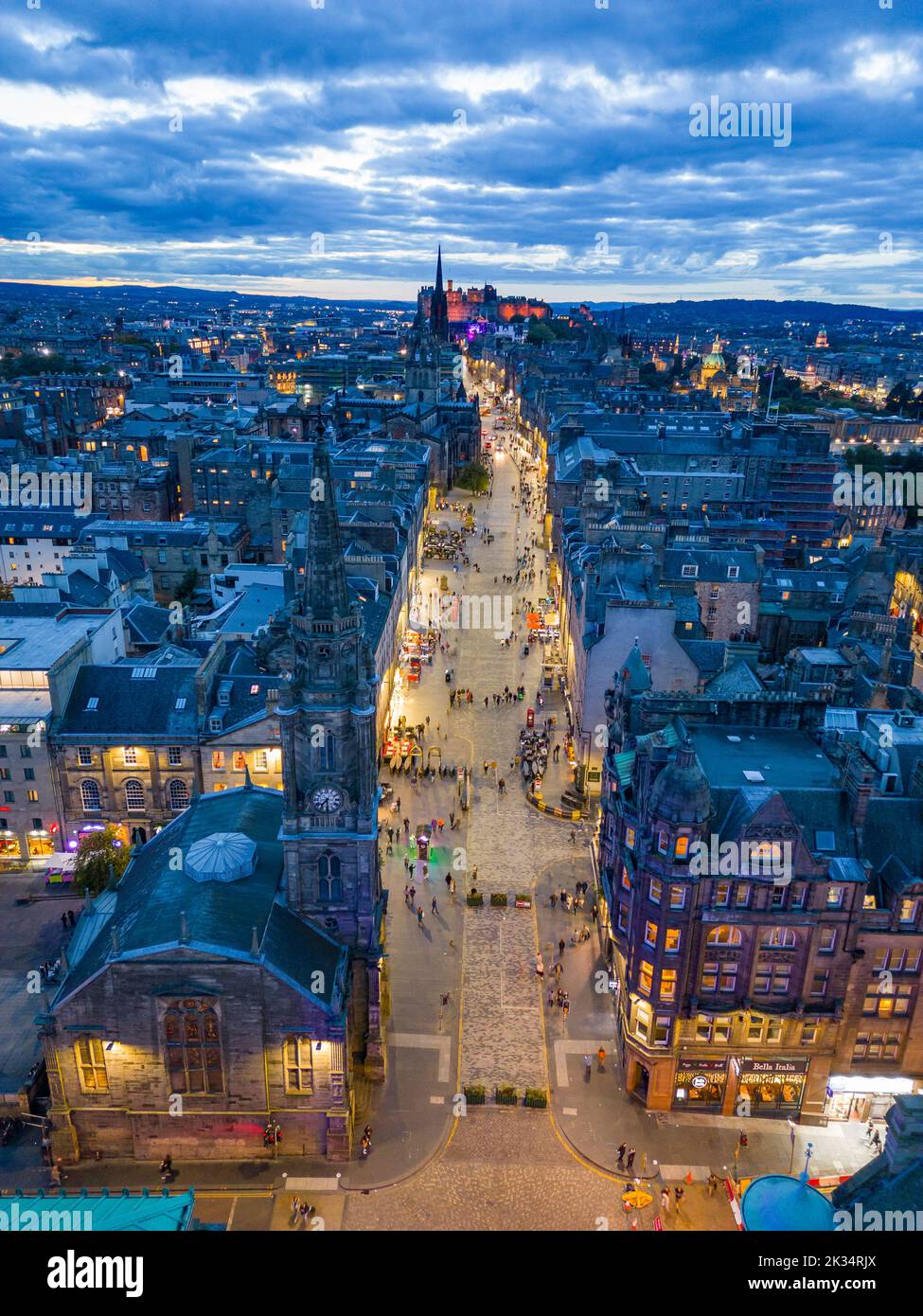 Vista aerea del Royal Mile e dello skyline della città vecchia di Edimburgo di notte, Scozia, Regno Unito Foto Stock