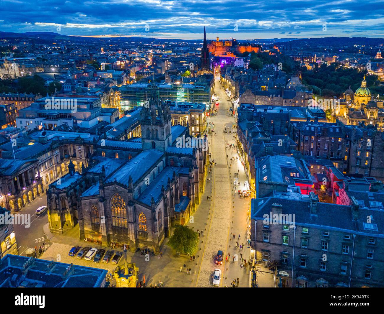 Vista aerea del Royal Mile e della Cattedrale di St Giles di notte nel centro storico di Edimburgo, Scozia, Regno Unito Foto Stock