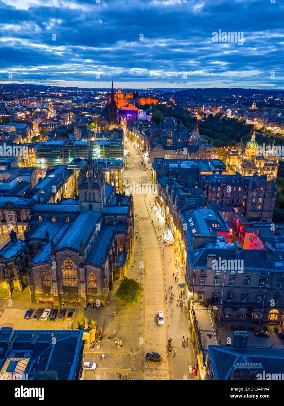 Vista aerea del Royal Mile e della Cattedrale di St Giles di notte nel centro storico di Edimburgo, Scozia, Regno Unito Foto Stock