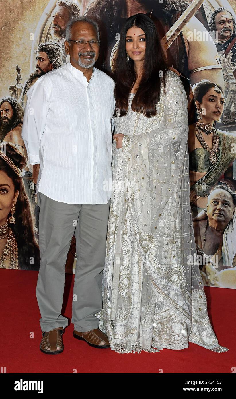 Mumbai, India. 24th Set, 2022. L-R il regista indiano mani Ratnam e l'attrice bollywood Aishwarya Rai Bachchan posano per una foto dopo una conferenza stampa del loro prossimo film PS-1 (Ponniyin Selvan) a Mumbai. Il film è un epico film d'azione in lingua indiana-tamil, pubblicato il 30th settembre 2022. Credit: SOPA Images Limited/Alamy Live News Foto Stock