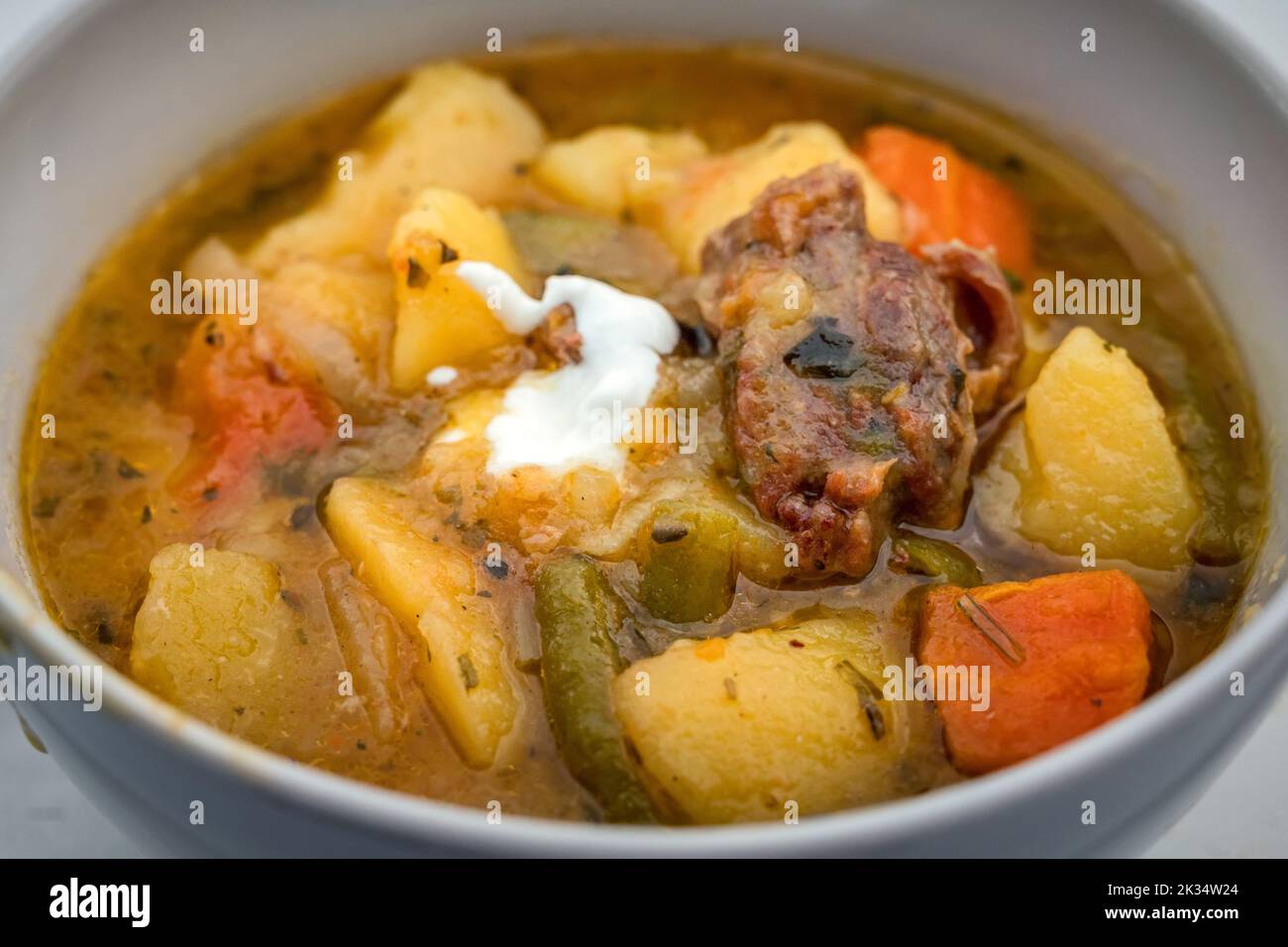 Zuppa tradizionale shurpa o shoorpa o chorba nel Caucaso e nella regione dei Balcani Foto Stock