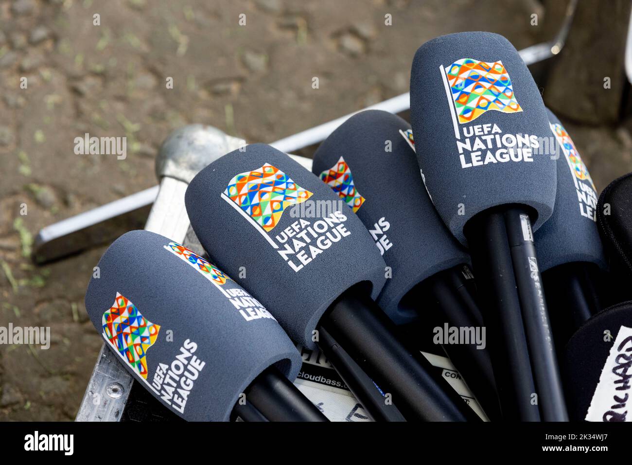 24th settembre 2022; Hampden Park, Glasgow, Scozia: Calcio della UEFA Nations League, Scozia contro Repubblica d'Irlanda; microfoni UEFA Foto Stock