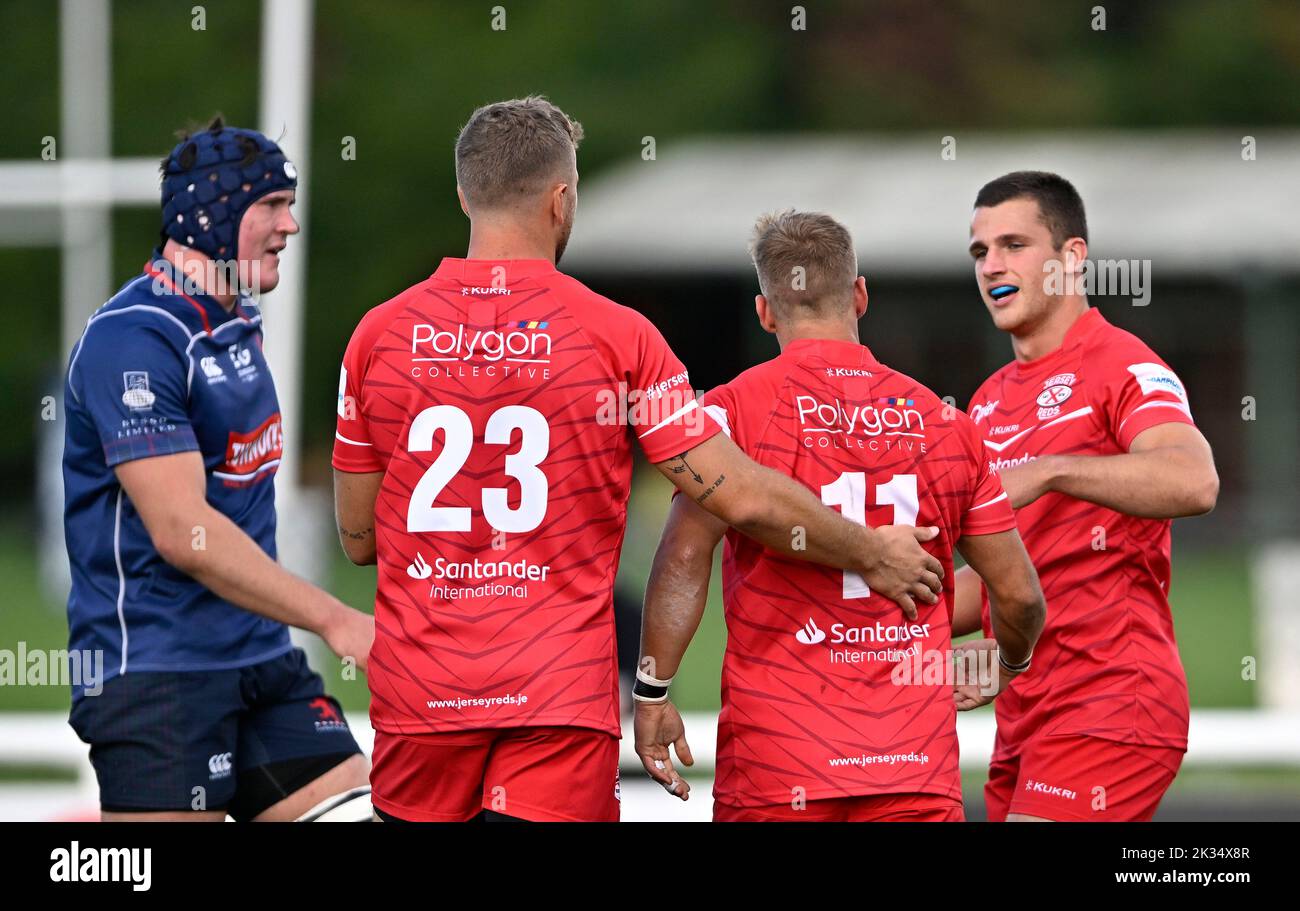 Richmond, Regno Unito. 24th Set, 2022. Campionato Rugby. London Scottish V Jersey Reds. Il Richmond Athletic Ground. Richmond. Il giocatore di prova Will Brown (Jersey Reds, 11) si congratula con i suoi compagni di squadra, Brendan Owen (Jersey Reds, 23) e Russell Bennett (Jersey Reds) durante la partita di rugby del campionato scozzese di Londra V Jersey Reds. Credit: Sport in Pictures/Alamy Live News Foto Stock