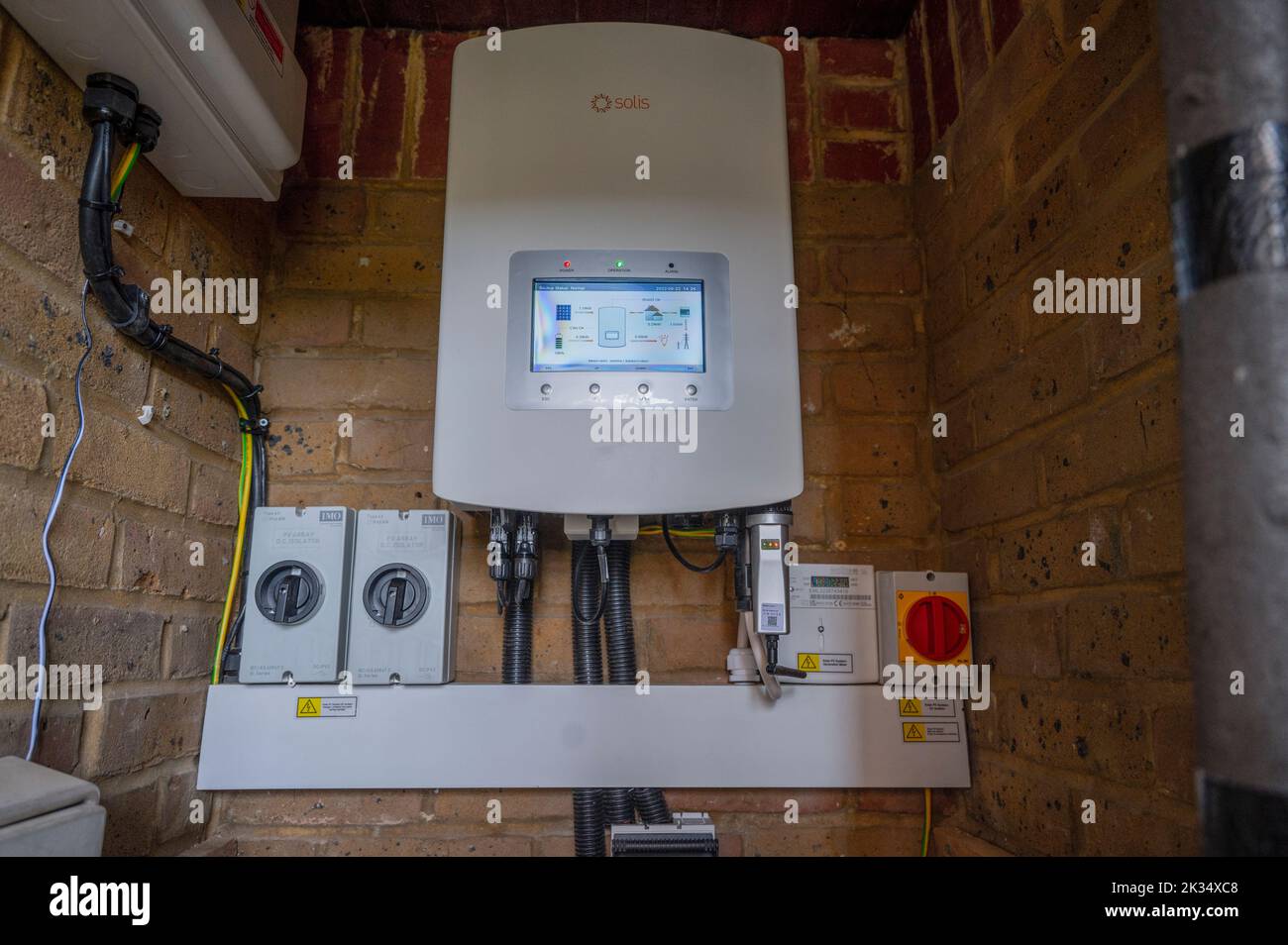 Inverter ibrido a energia solare con schermo che mostra la generazione di energia, la destinazione e la capacità della batteria Foto Stock