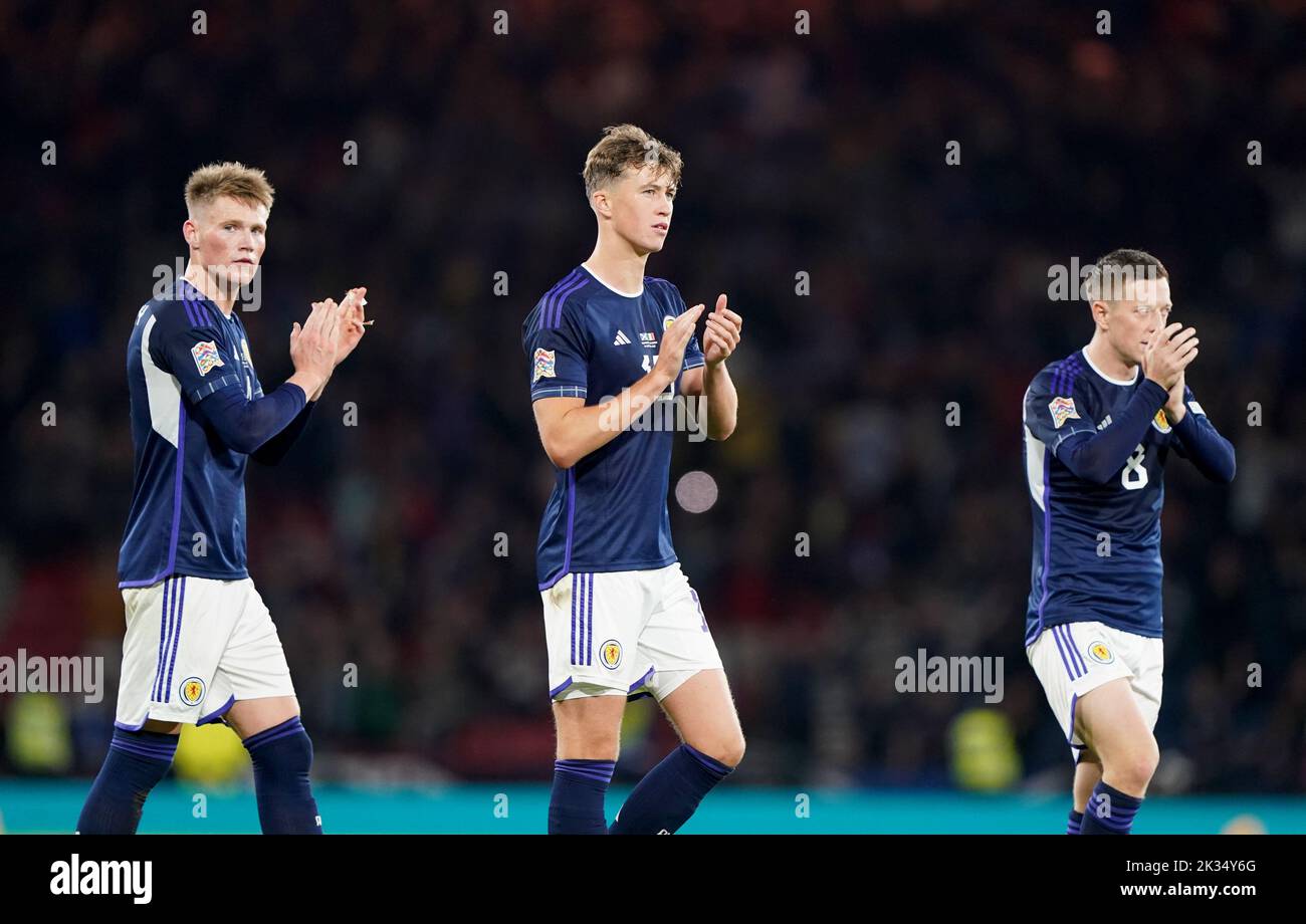 Scott McTominay, scozzese (a sinistra), Jack Hendry e Callum McGregor applaudono i tifosi dopo la partita UEFA Nations League Group e di Hampden Park, Glasgow. Data immagine: Sabato 24 settembre 2022. Foto Stock