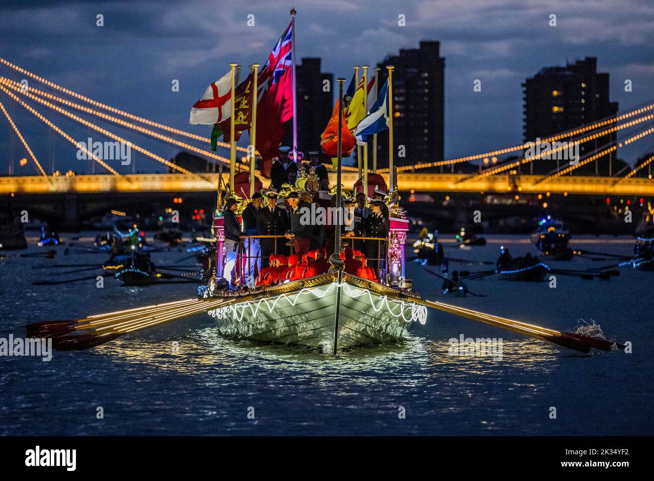 Londra, Regno Unito. 24th Set, 2022. Il fiore all'occhiello era la chiatta a canottaggio delle Regine Gloriana - Reflections, Totally Thames festival - una flotilla di tempo crepuscolo/notte di barche sul fiume Tamigi. Originariamente progettata come parte del Giubileo del platino, la flottiglia segnerà il passaggio di sua Maestà e l'adesione di Re Carlo III Circa 150 barche, tra cui la Queen's Rowbarge Gloriana, illuminate da luci delle fate e altre luci vanno da Chelsea al Tower Bridge, che sarà illuminato di viola. Credit: Guy Bell/Alamy Live News Foto Stock