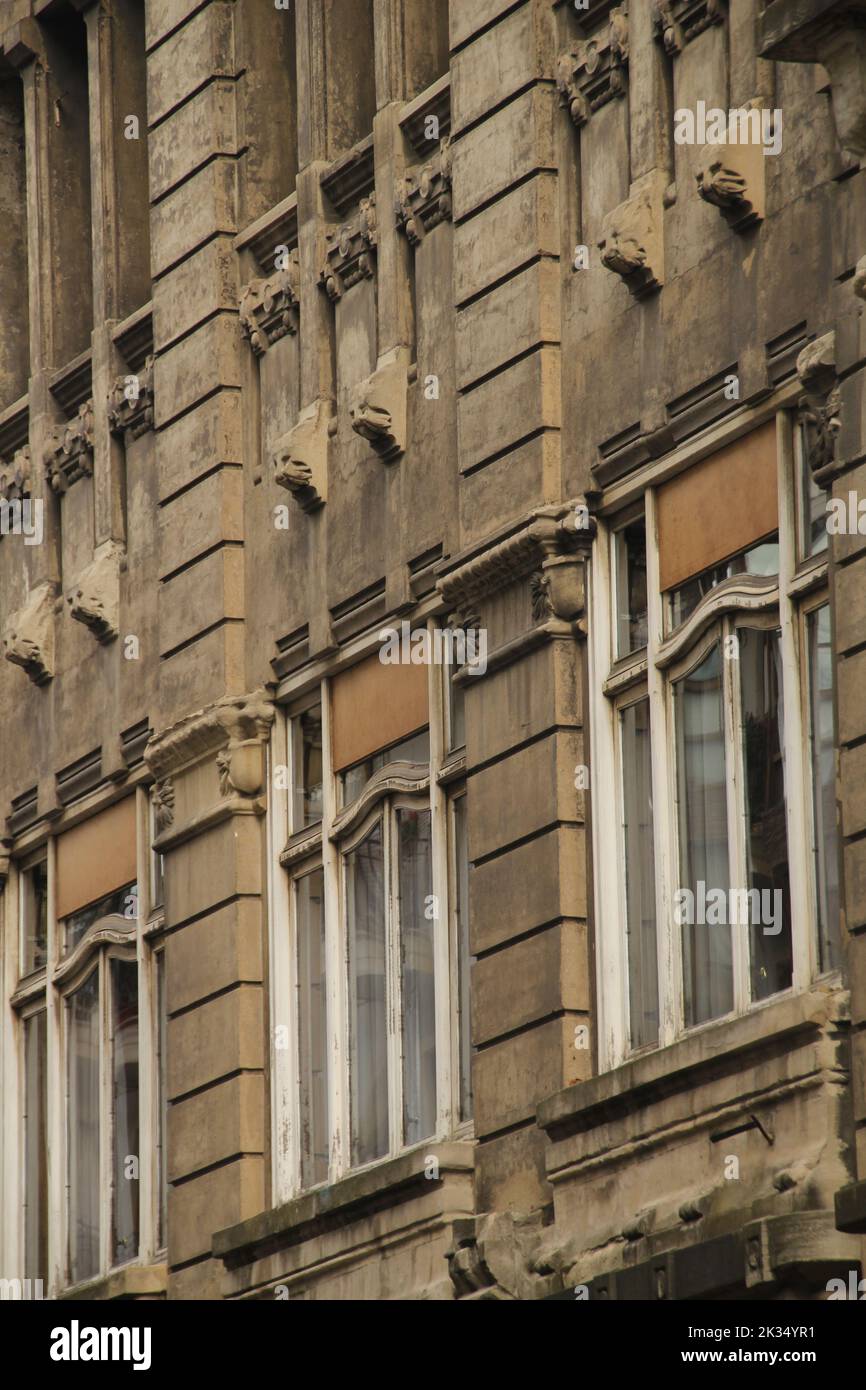 Una bella vista di un vecchio edificio di appartamenti con finestre a Bilbao Foto Stock