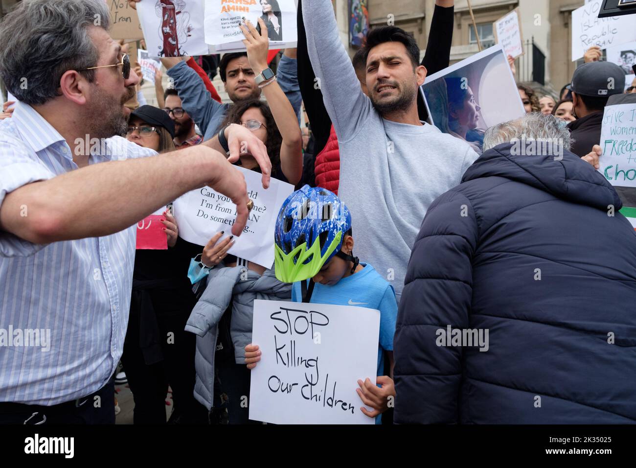 Le persone si sono riunite fuori dall'ambasciata iraniana e da Trafalgar Square per protestare contro la morte di Mahsa Amini, che è morto sotto custodia della polizia in Iran dopo essere stato detenuto per presunto non aver indossato un foulard (hijab). Foto Stock