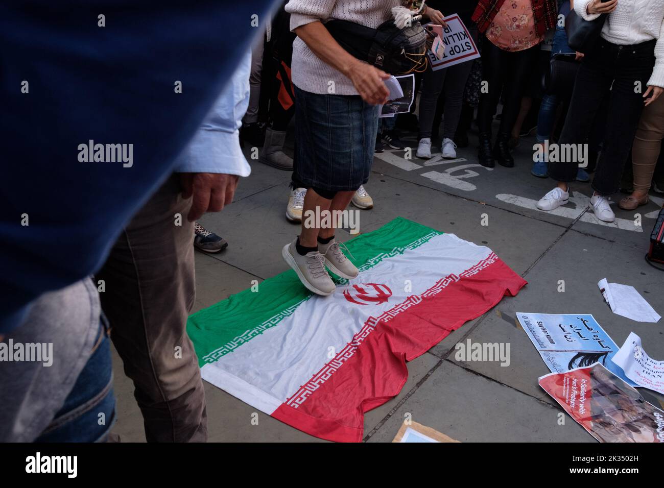 Le persone si sono riunite fuori dall'ambasciata iraniana e da Trafalgar Square per protestare contro la morte di Mahsa Amini, che è morto sotto custodia della polizia in Iran dopo essere stato detenuto per presunto non aver indossato un foulard (hijab). Foto Stock