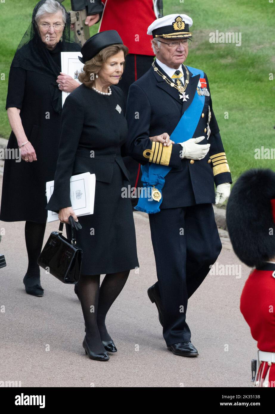 Windsor, Inghilterra. REGNO UNITO. 19 Settembre 2022. Re Carl Gustaf XVI di Svezia e la regina Silvia di Svezia arrivano per un servizio di committenza a St. George's CH Foto Stock