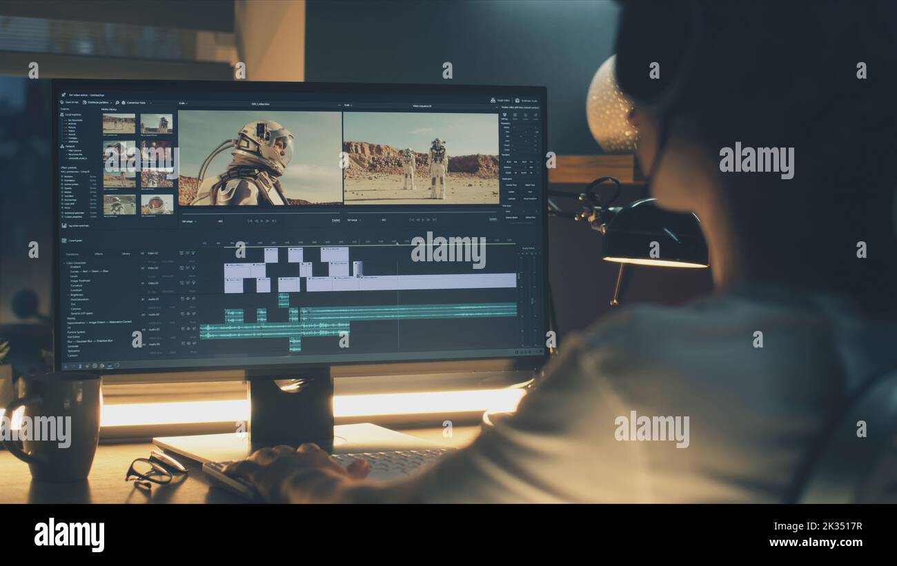 Guy in cuffie editing video con astronauti per lo spazio blog in programma professionale, mentre lavorando in remoto sul computer a casa Foto Stock