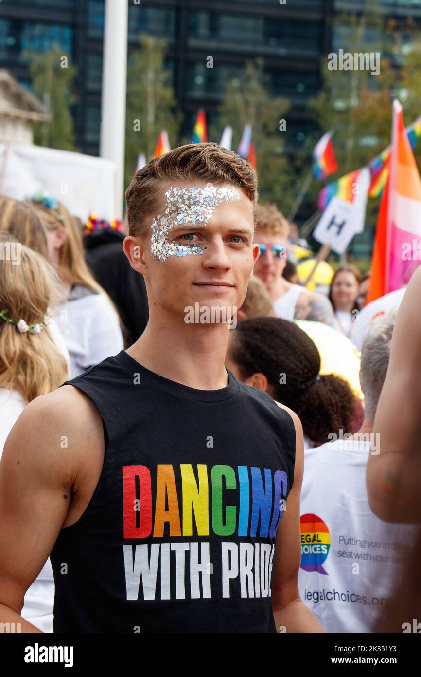 Bel giovane danzatore gay maschio da birmingham Royal Ballet al Gay Pride parata protesta 2022 indossando danza arcobaleno centro città uk settembre 24th Foto Stock