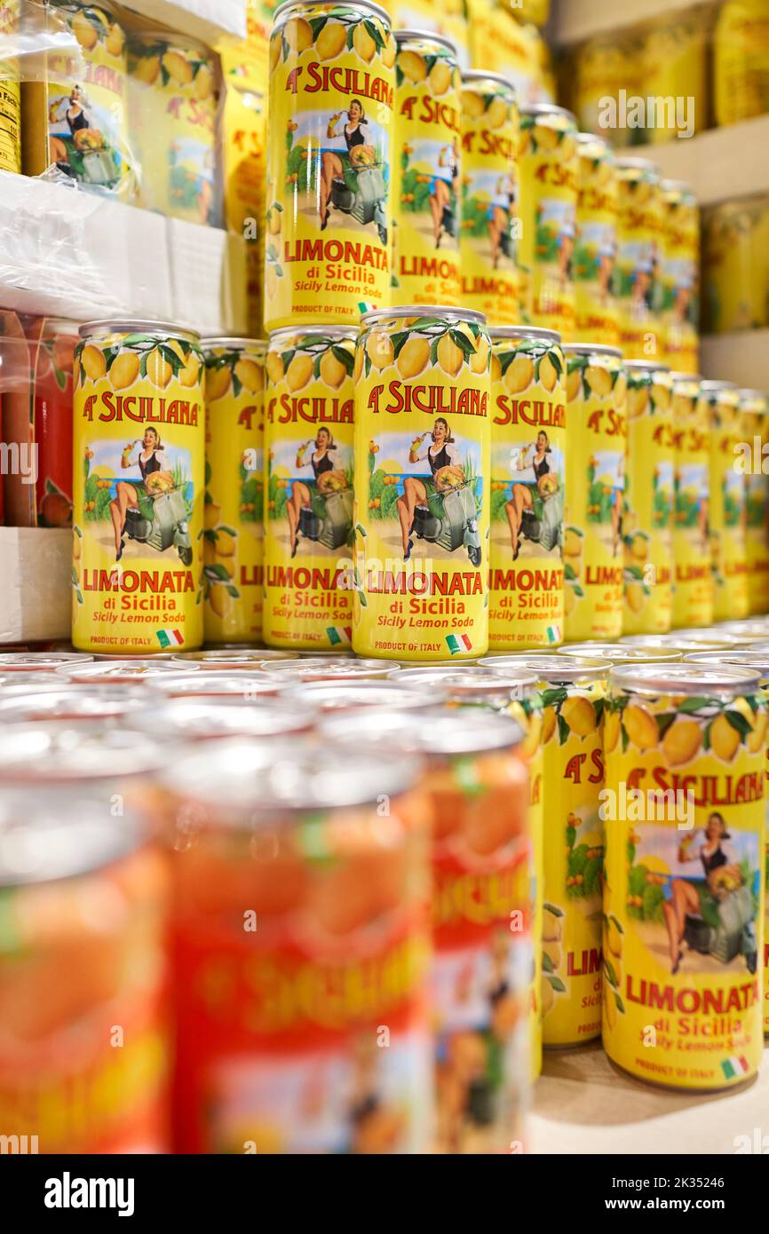 A Siciliana Limonata de Sicilia, lattine impilate su un mercato. Rapped in casi, molte lattine in esposizione. Profondità di messa a fuoco ridotta. Prodotto in Italia. Foto Stock
