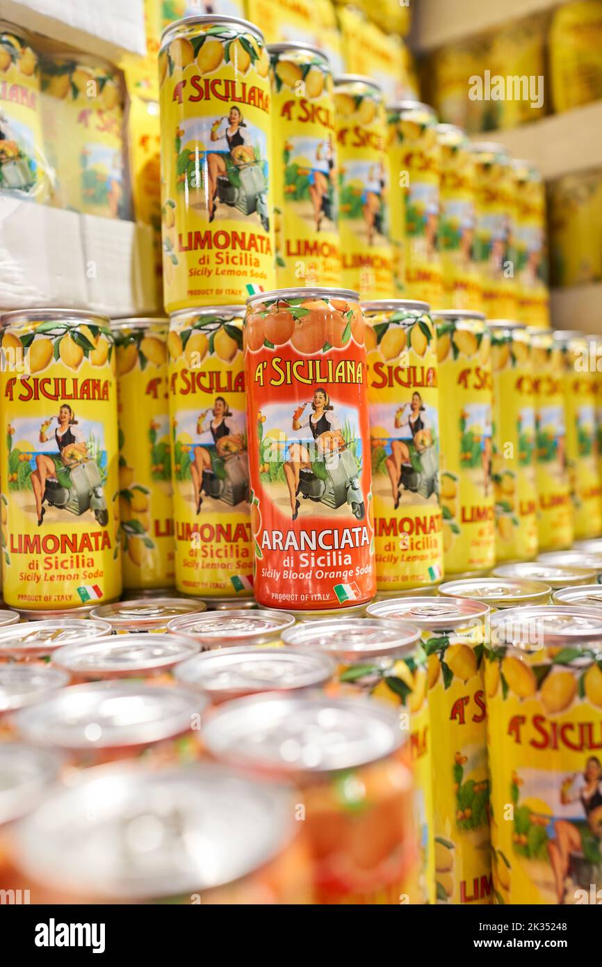A Siciliana Limonata de Sicilia, lattine impilate su un mercato. Rapped in casi, molte lattine in esposizione. Profondità di messa a fuoco ridotta. Prodotto in Italia. Foto Stock