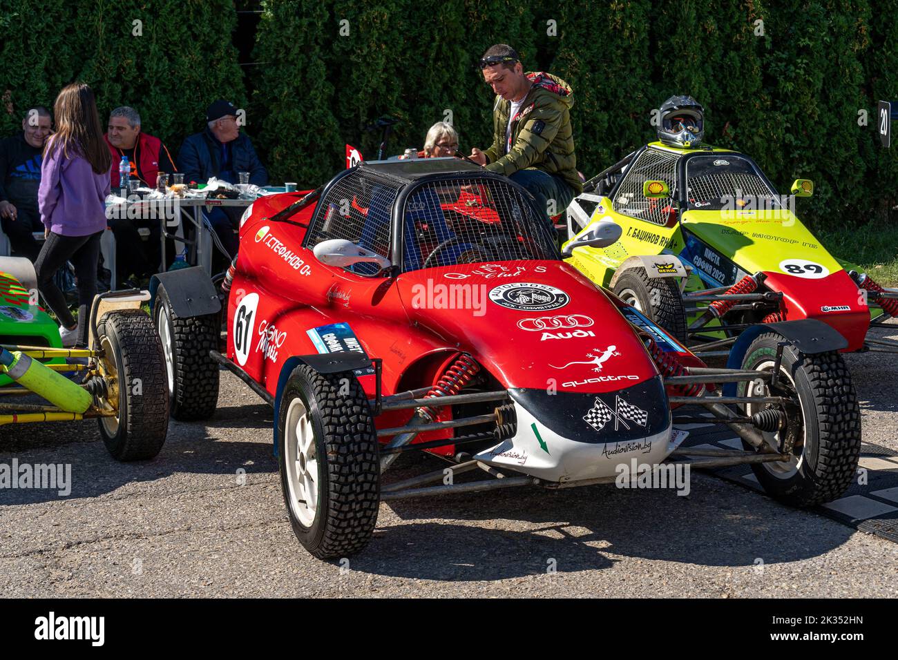 Carrozza rossa in piedi con un equipaggio al rally di Sofia (pista Sofia) Foto Stock