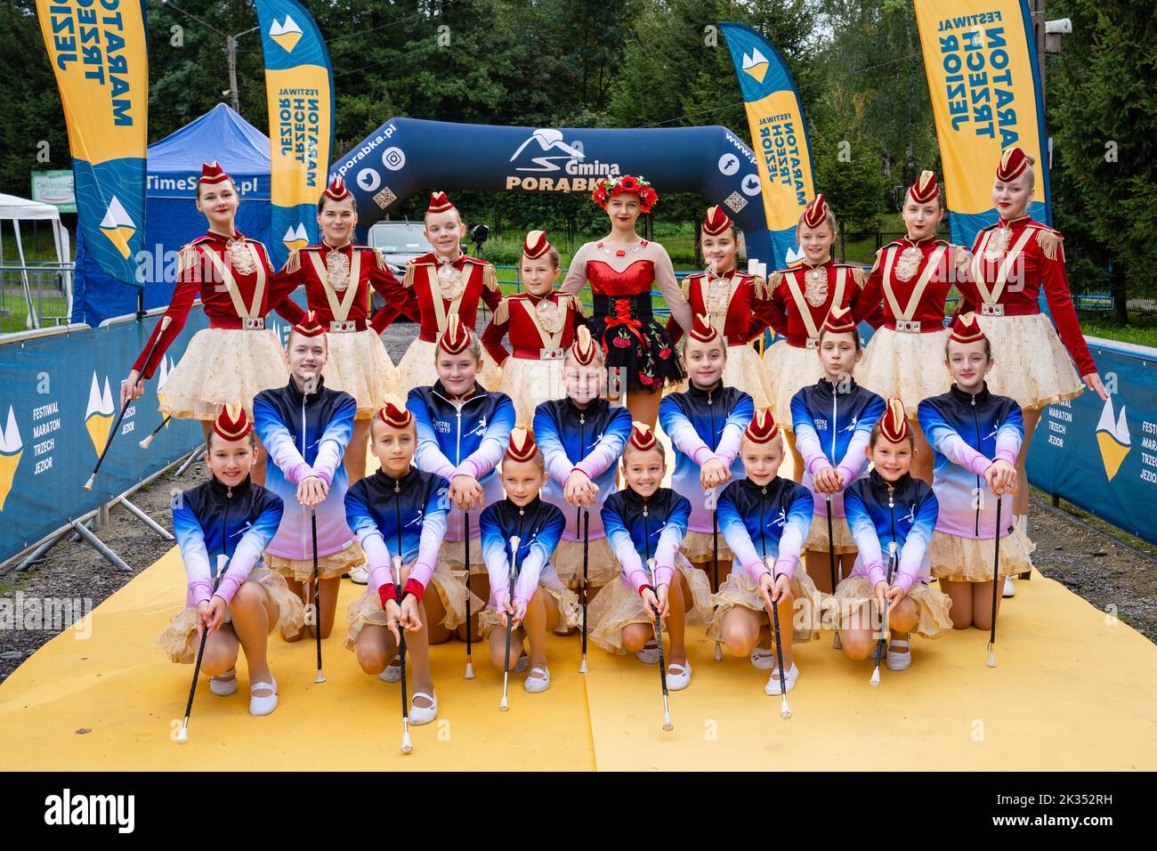 Porabka, Bielsko, Polonia, 24 settembre 2022: Festa della maratona dei tre Laghi. Fest al traguardo della maratona. Majorette e Runner Foto Stock