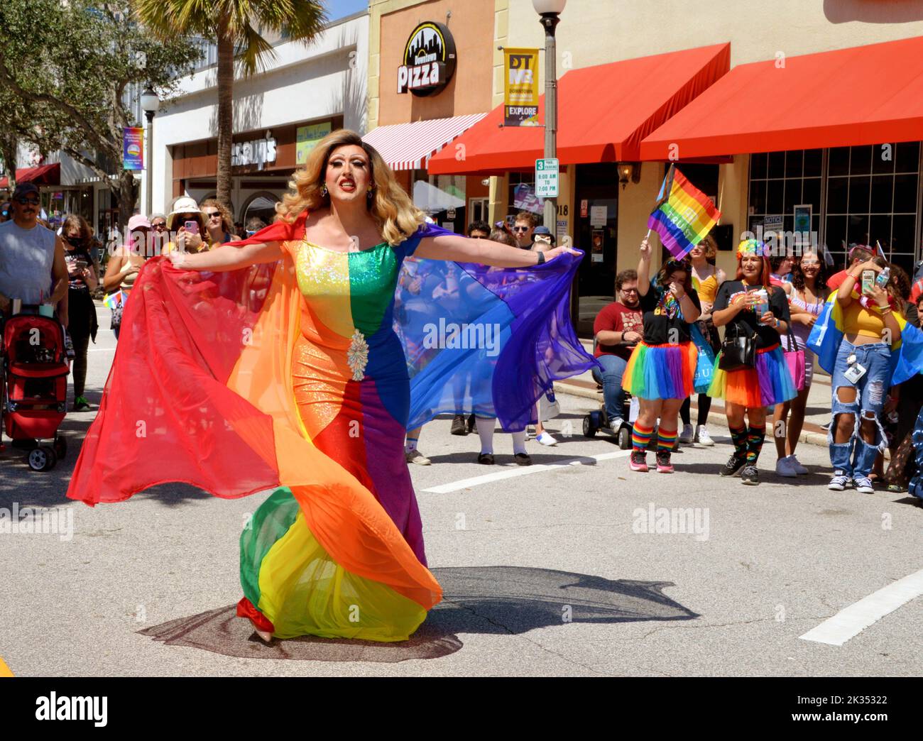Melbourne, contea di Brevard, Florida, Stati Uniti. Settembre 24, 2022. Il 2022 Space Coast Pride ha tenuto una parata attraverso le strade del centro di Melbourne, terminando con una festa di strada che copre diversi isolati frequentati da centinaia di persone. Vi hanno partecipato solo pochi manifestanti religiosi. Credit: Julian Leek/Alamy Live News Foto Stock