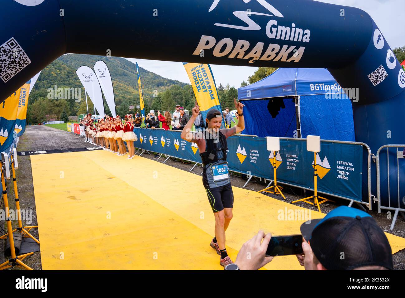 Porabka, Bielsko, Polonia, 24 settembre 2022: Festa della maratona dei tre Laghi. Fest al traguardo della maratona. Majorette e Runner Foto Stock