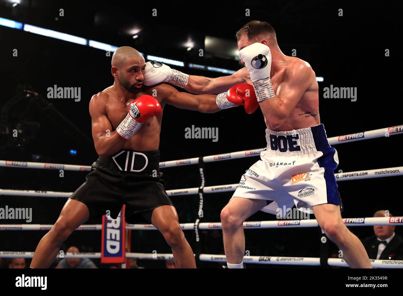 Kid Galahad (a sinistra) in azione contro Maxi Hughes nella lotta IBO World Lightweight al Motorpoint Arena, Nottingham. Data immagine: Sabato 24 settembre 2022. Foto Stock