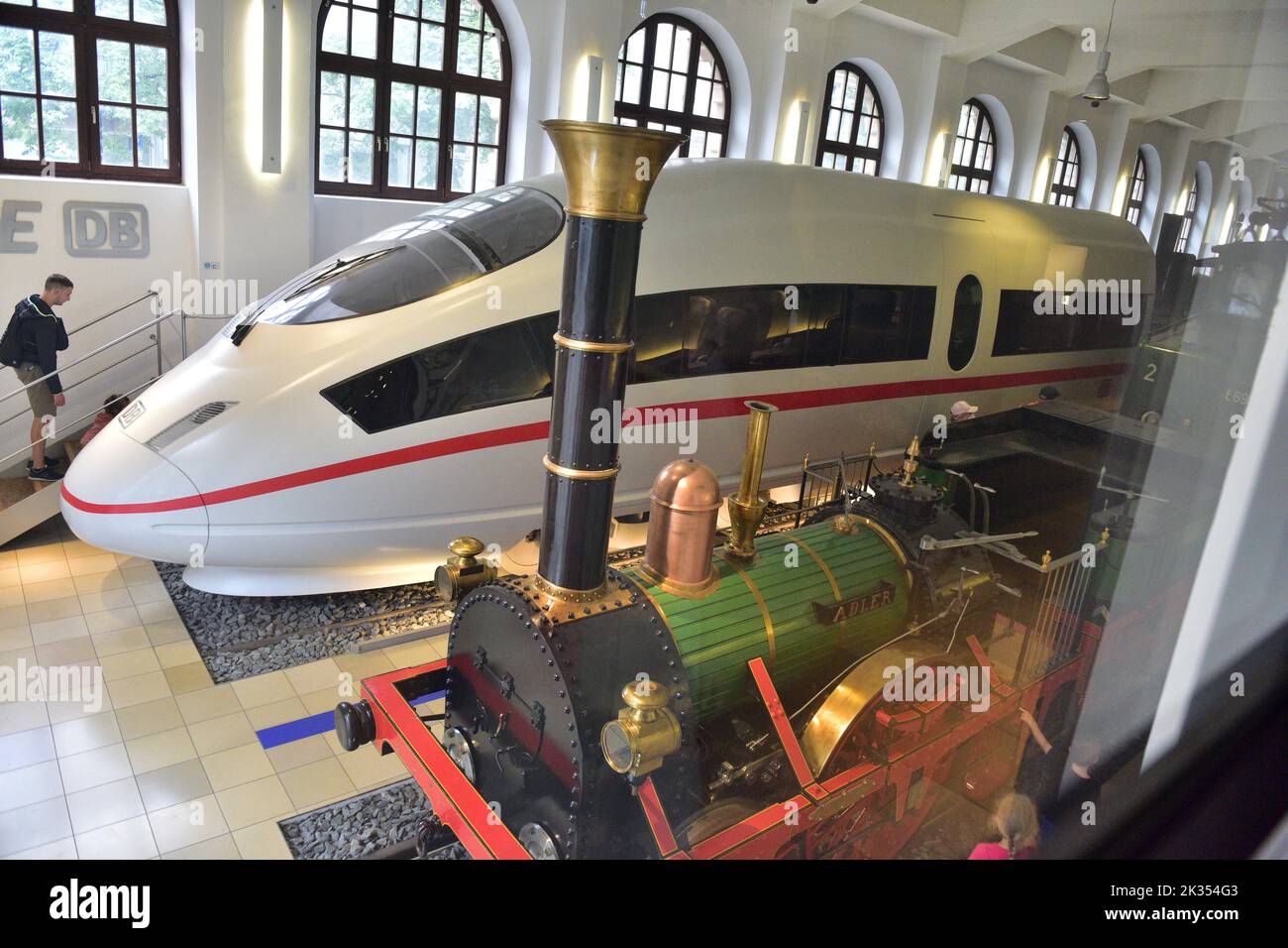Museo della Deutsche Bahn a Norimberga - il GHIACCIO moderno accanto ad una replica della prima locomotiva tedesca Adler Foto Stock
