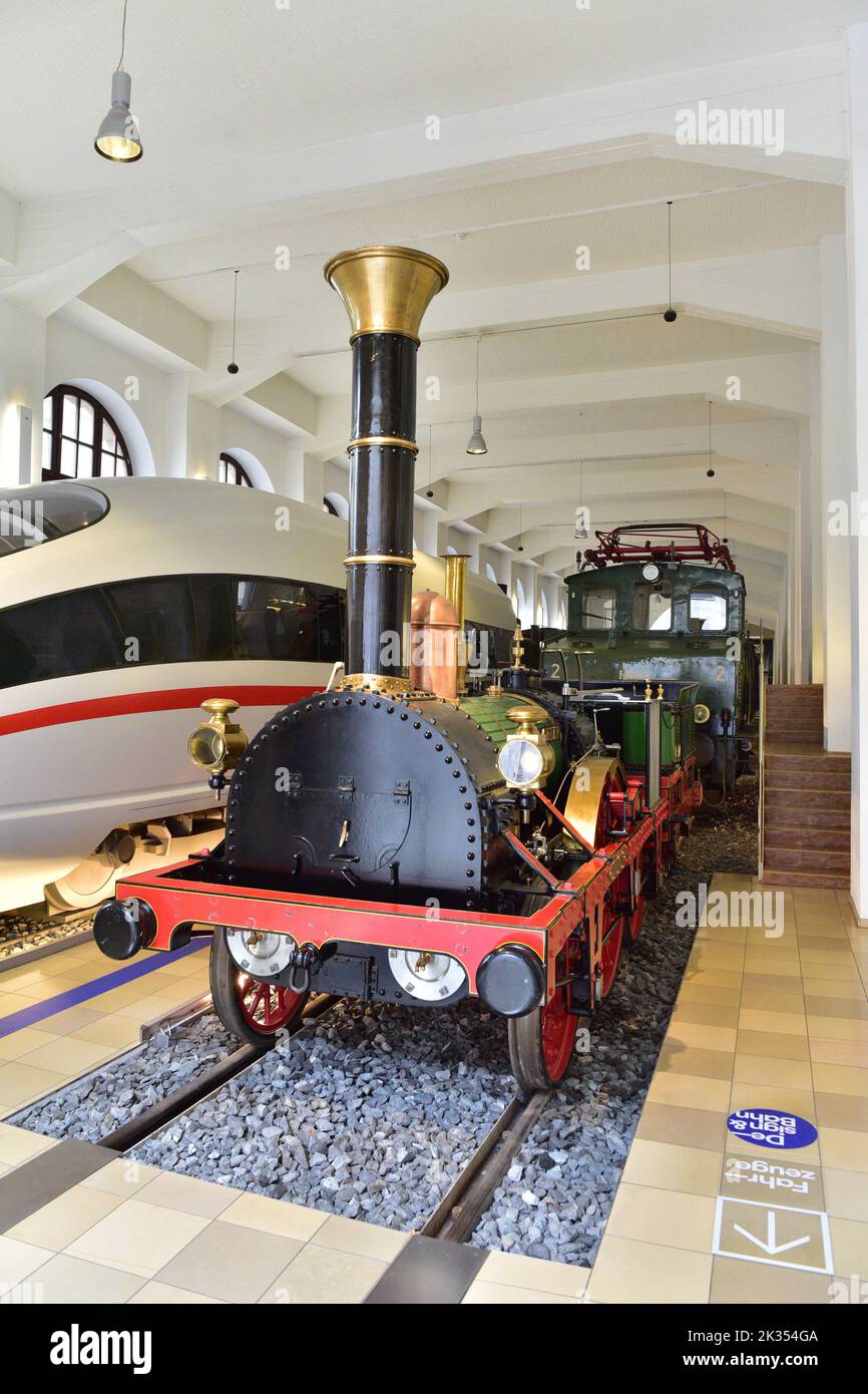 Museo della Deutsche Bahn a Norimberga - il GHIACCIO moderno accanto ad una replica della prima locomotiva tedesca Adler Foto Stock