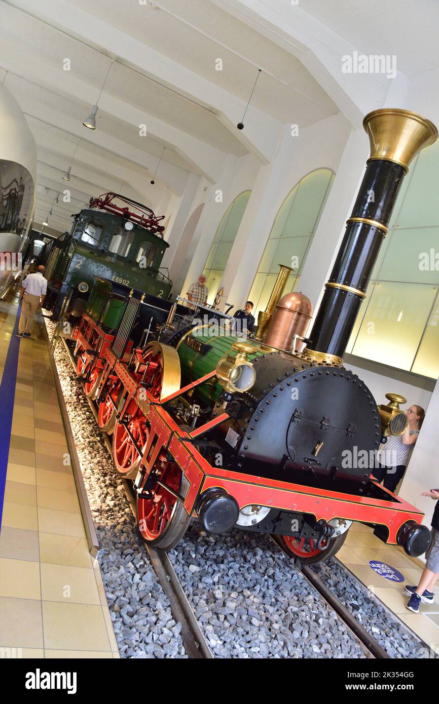 Museo della Deutsche Bahn a Norimberga - una replica della prima locomotiva tedesca Adler Foto Stock