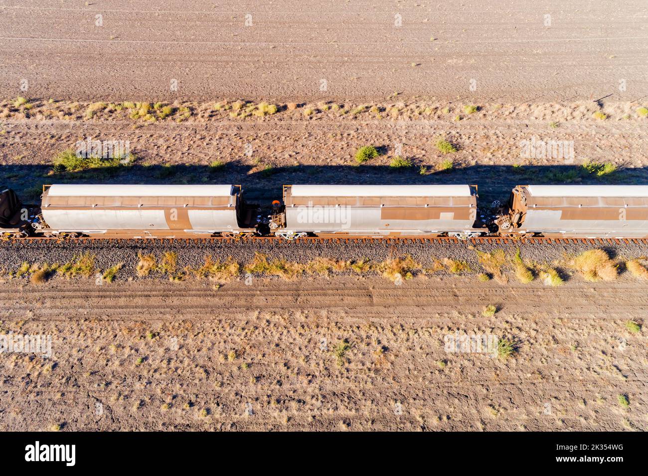 Cargo treno cisterne al deposito grano salo magazzino in Moree rurale città del bacino artesiano australiano - vista dall'alto verso il basso. Foto Stock