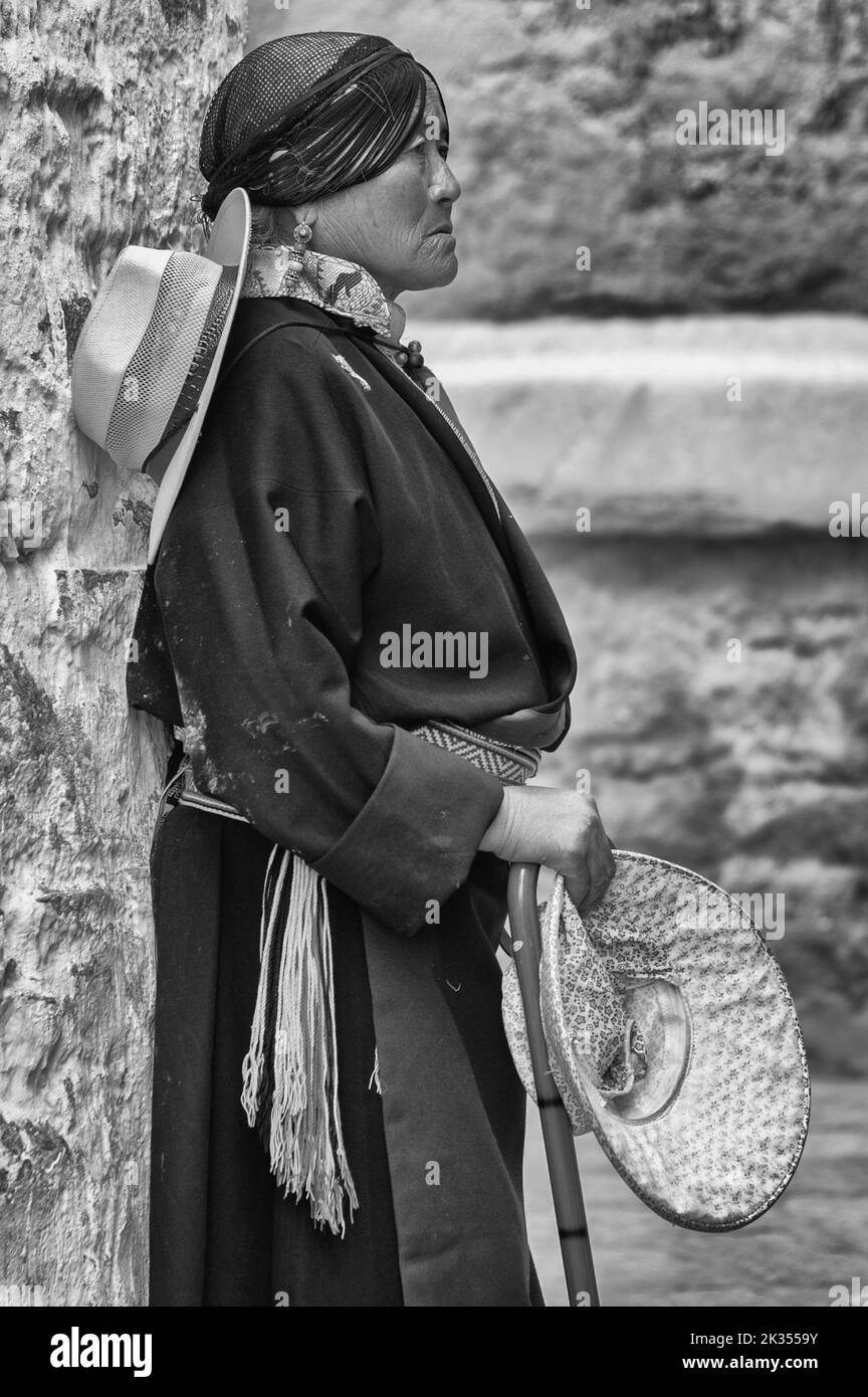 Pellegrino tibetano nel Monastero di Drepung. È il più grande di tutti i monasteri tibetani ed è situato sul monte Gambo Utse, il monte Gephel. Tibet Foto Stock