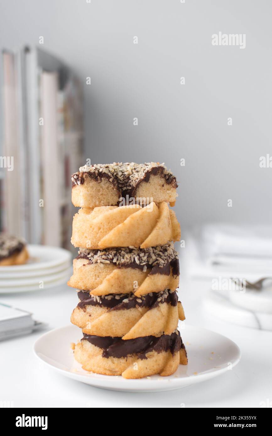 Alto pacco di mini torte bundt con glassa al cioccolato e cocco, lamington torte bundt Foto Stock