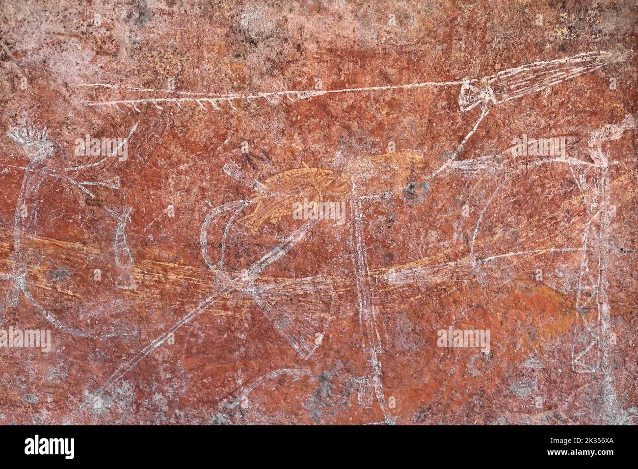 Arte rupestre aborigena: Uomini armati con spare-lancia-lanciatore-cucito-goboiting fan-headdress-ARM ornamento. Ubirr-Kakadu-Australia-197 Foto Stock